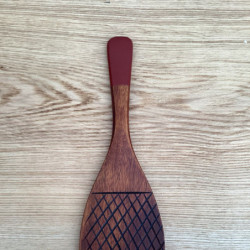 Spatule à riz Shamozi rouge vermillon en bois de lithocarpus glaber