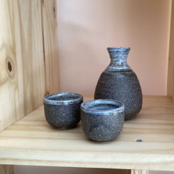 Lot carafe à saké Tokkuri faïence fine Minoyaki tochi et trois tasses
